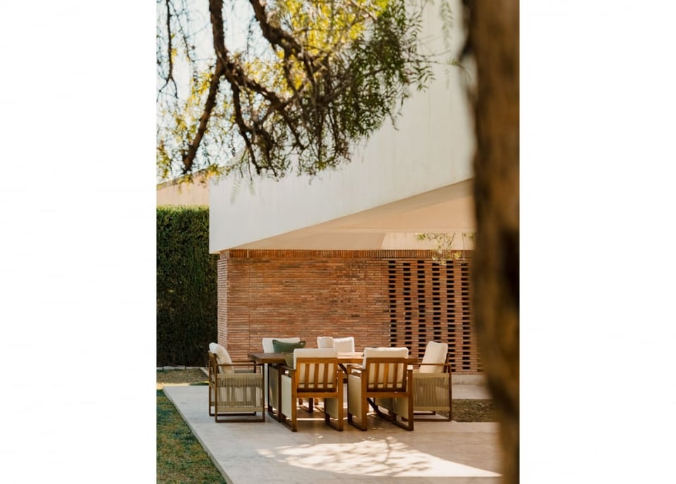 Ensemble table rectangulaire (200x100 cm) et 6 chaises de jardin avec accoudoirs en bois d'acacia Nayely