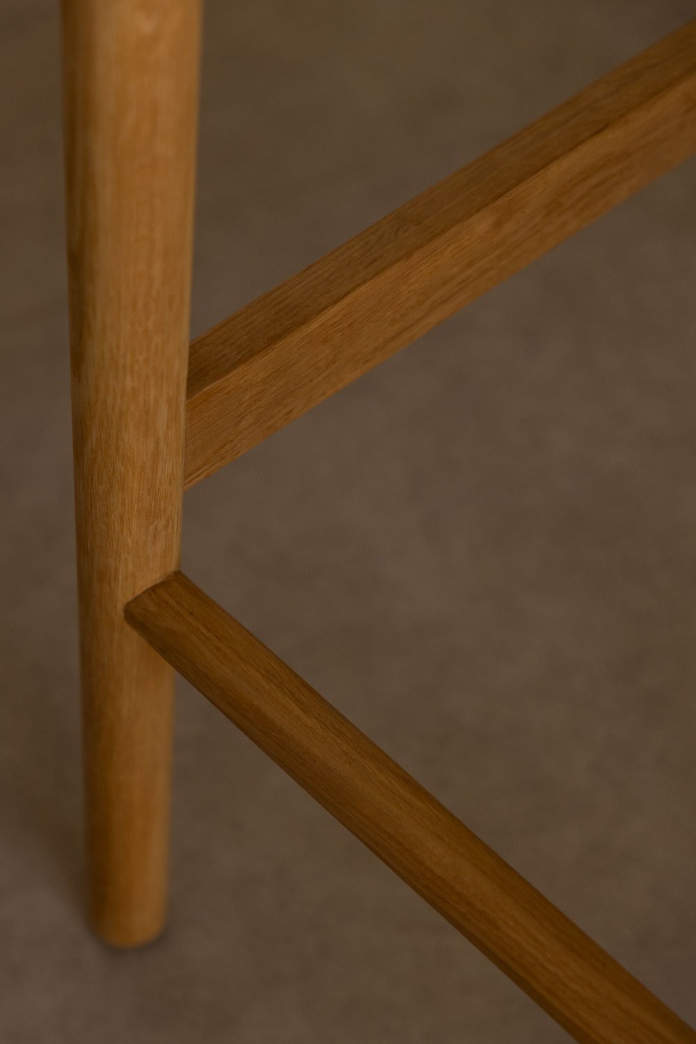 Tabouret haut 65 cm en bois de chêne et corde tressée Mara, image de la galerie 3