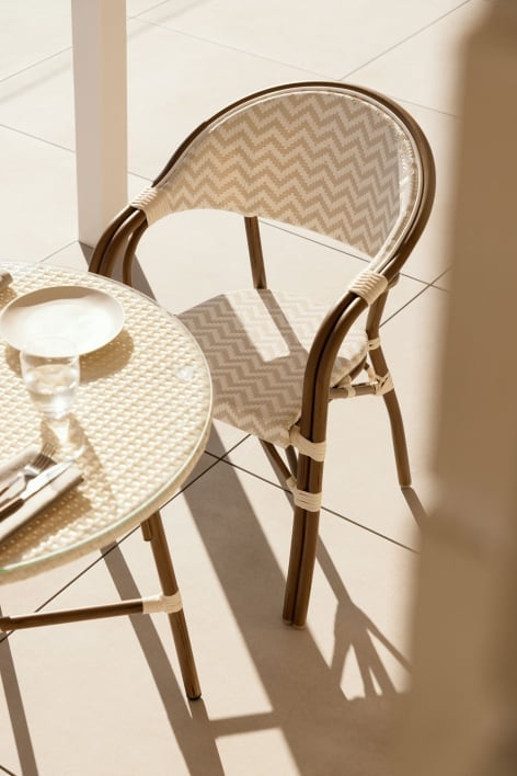 Chaise de jardin empilable avec accoudoirs en aluminium Brielle Bistro - Beige nude - Blanc Gardenia