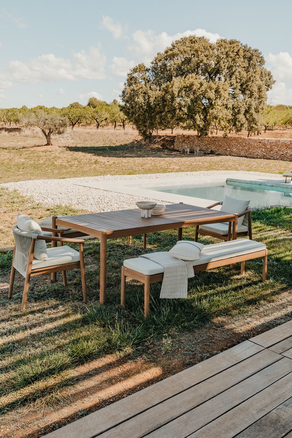 Ensemble table rectangulaire (200x100 cm), 2 bancs et 2 chaises de jardin avec accoudoirs en bois d'eucalyptus Aderyn, image de la galerie 1