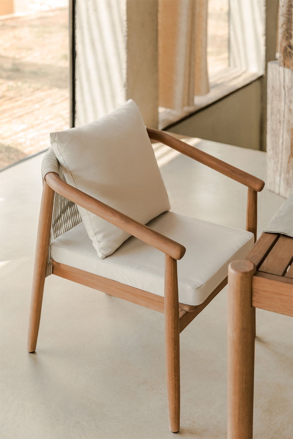 Chaise de salle à manger empilable Aderyn avec accoudoirs en bois d'eucalyptus, image de la galerie 1