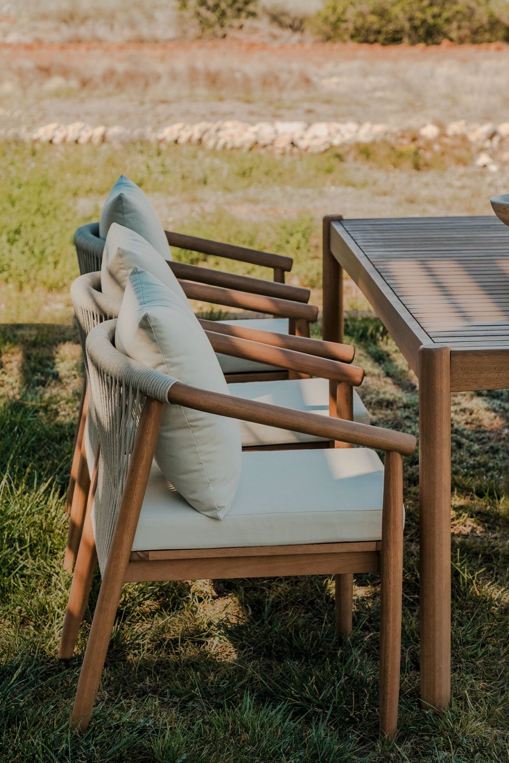 Pack de 2 chaises de jardin empilables avec accoudoirs en bois d'eucalyptus Aderyn  , image de la galerie 1