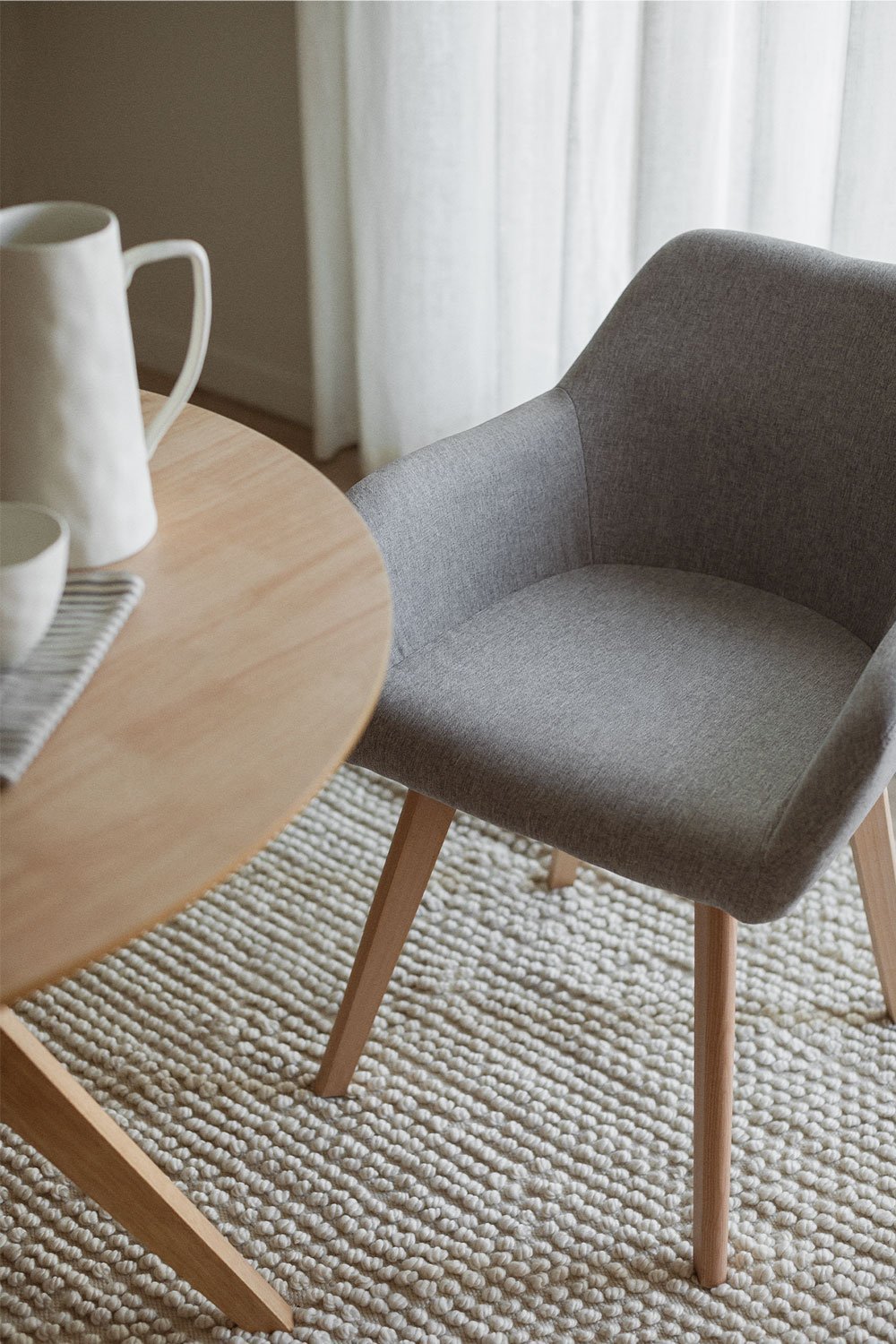 Chaise de salle à manger Ervi avec accoudoirs, image de la galerie 1