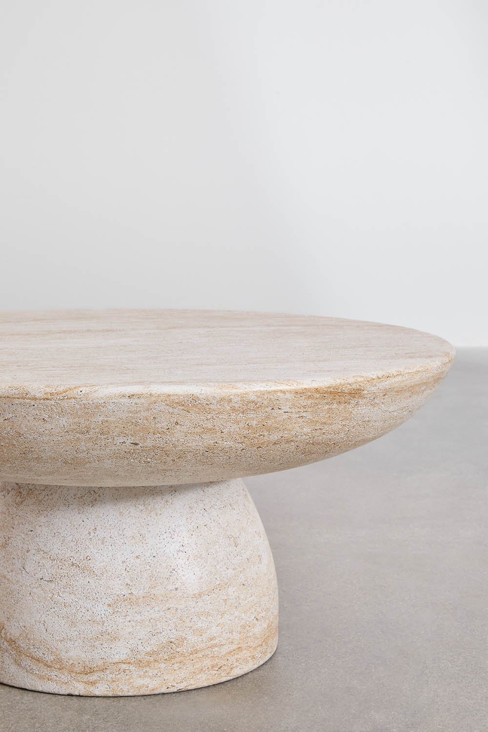 Table basse ronde Ø70 cm en ciment effet travertin Zenadia, image de la galerie 3