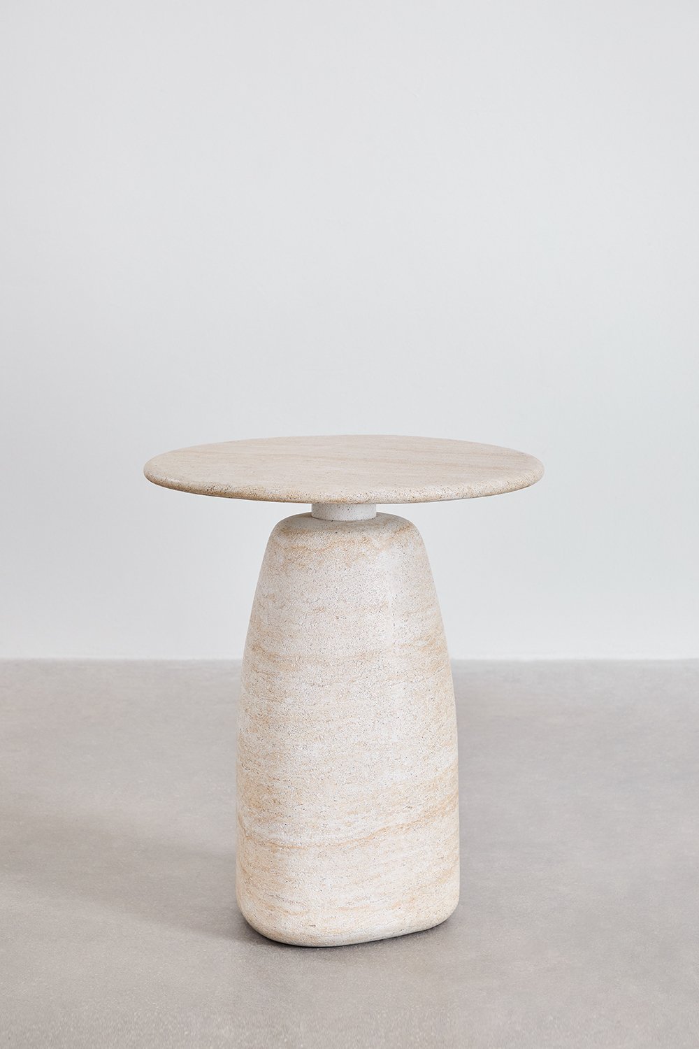 Table d'appoint ronde en ciment aspect travertin Grebik, image de la galerie 2