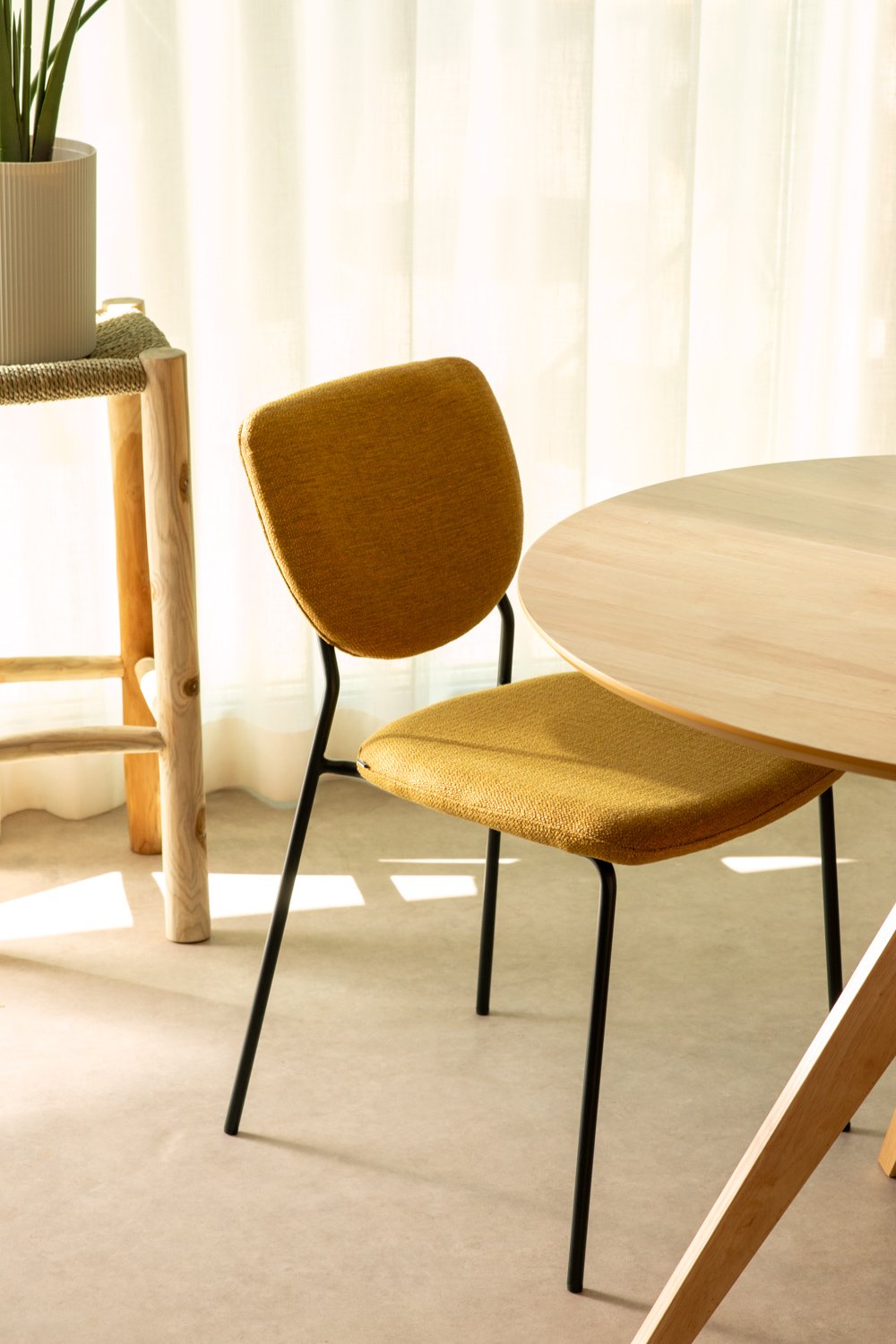 Pack de 2 chaises de salle à manger empilables Taris, image de la galerie 1
