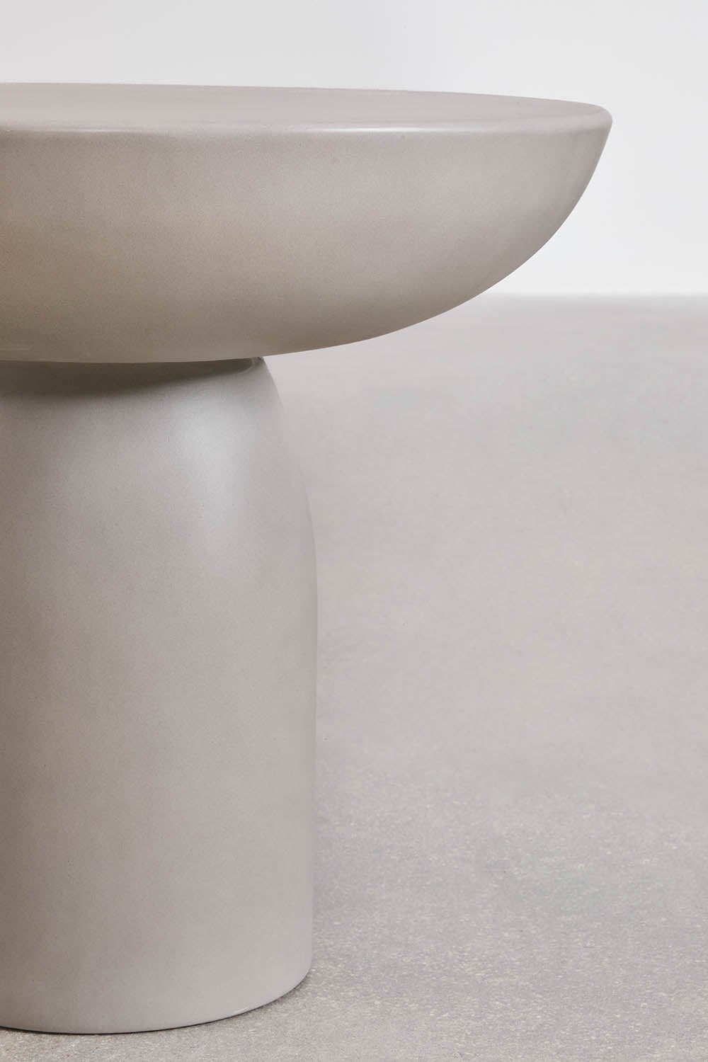 Table d'appoint ronde Ø50 cm en ciment Zenadia, image de la galerie 3