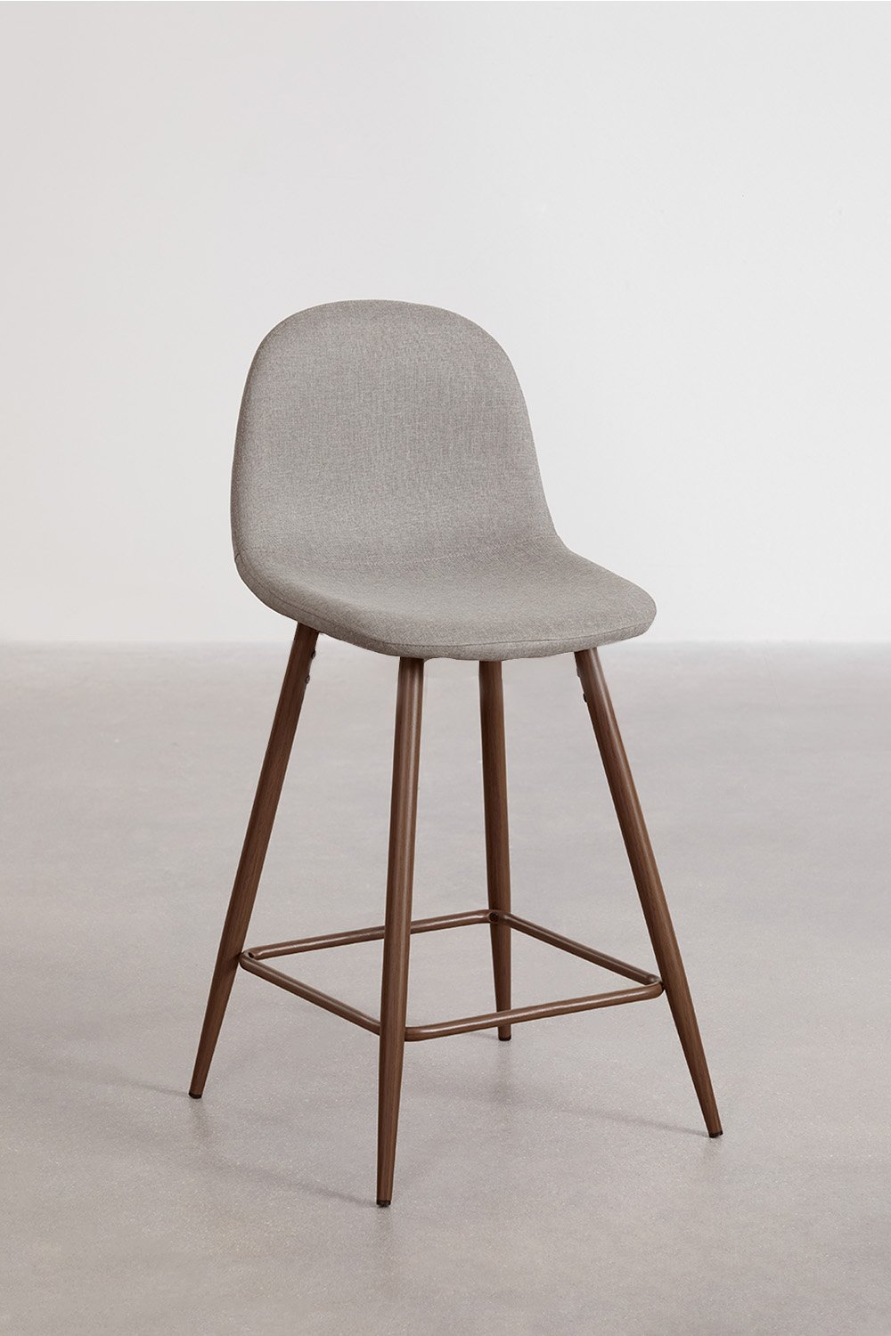 Tabouret haut 65 cm en tissu gris béton et pieds finition bois sombre Glamm, image de la galerie 1