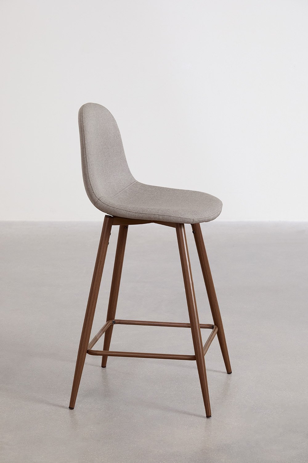 Tabouret haut 65 cm en tissu gris béton et pieds finition bois sombre Glamm, image de la galerie 2