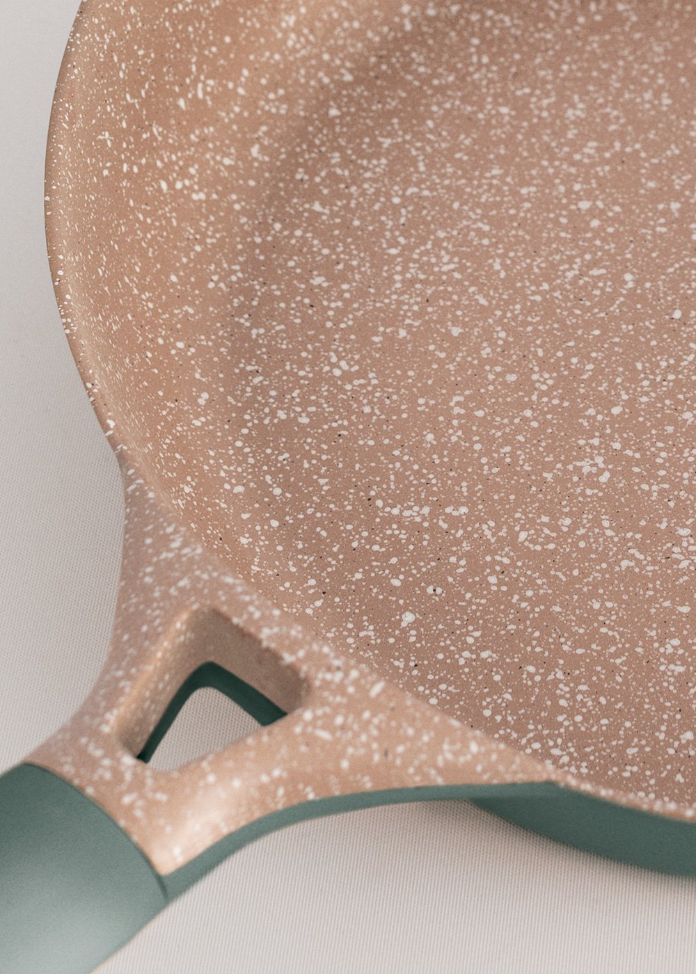 CREATE - Batterie de cuisine 3 poêles PAN STUDIO en fonte d'aluminium et manche en bakélite, image de la galerie 6