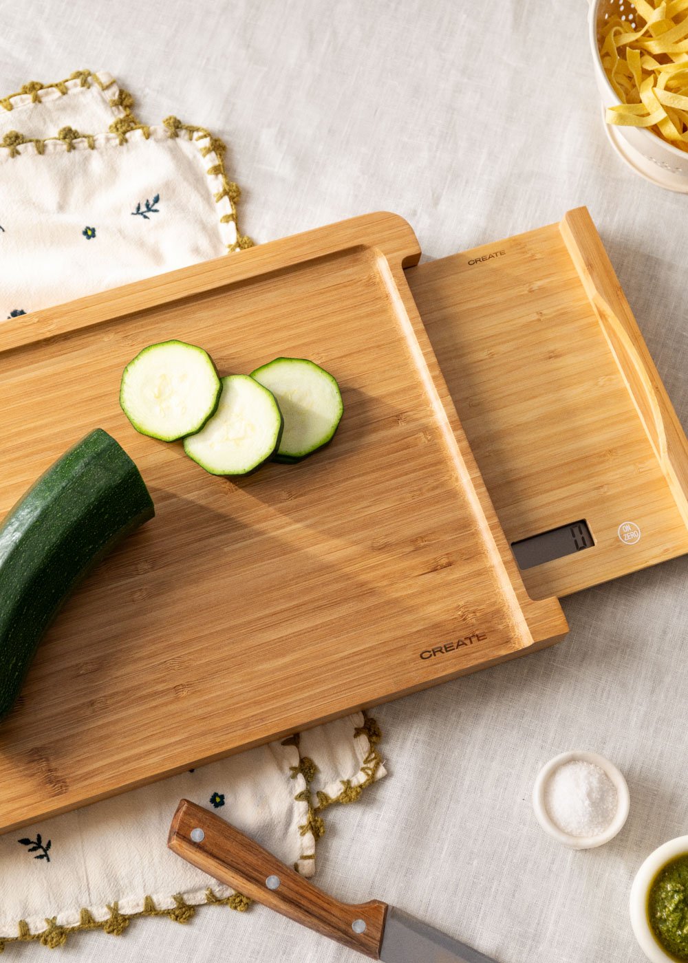 CREATE - BOARD SCALE BAMBOO - Planche à découper avec balance pour cuisine  intégrée, image de la galerie 2