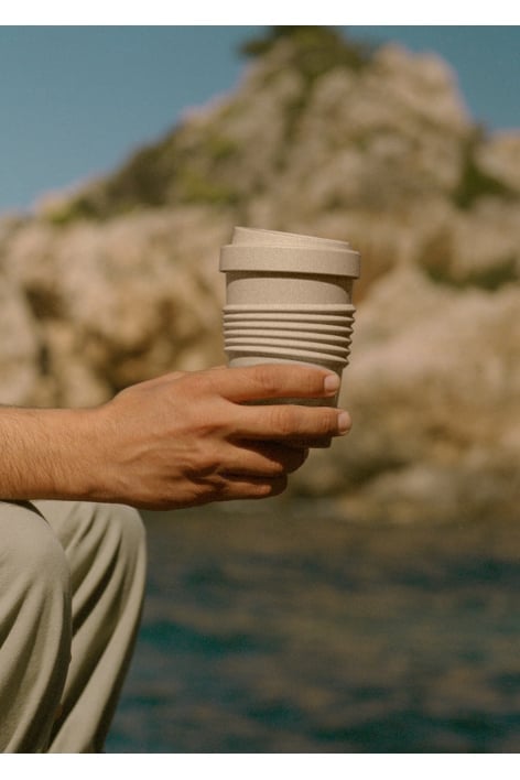 CREATE - KITCHENWARE OUTDOOR ECO - Verre à café avec couvercle fabriqué dans un matériau recyclé