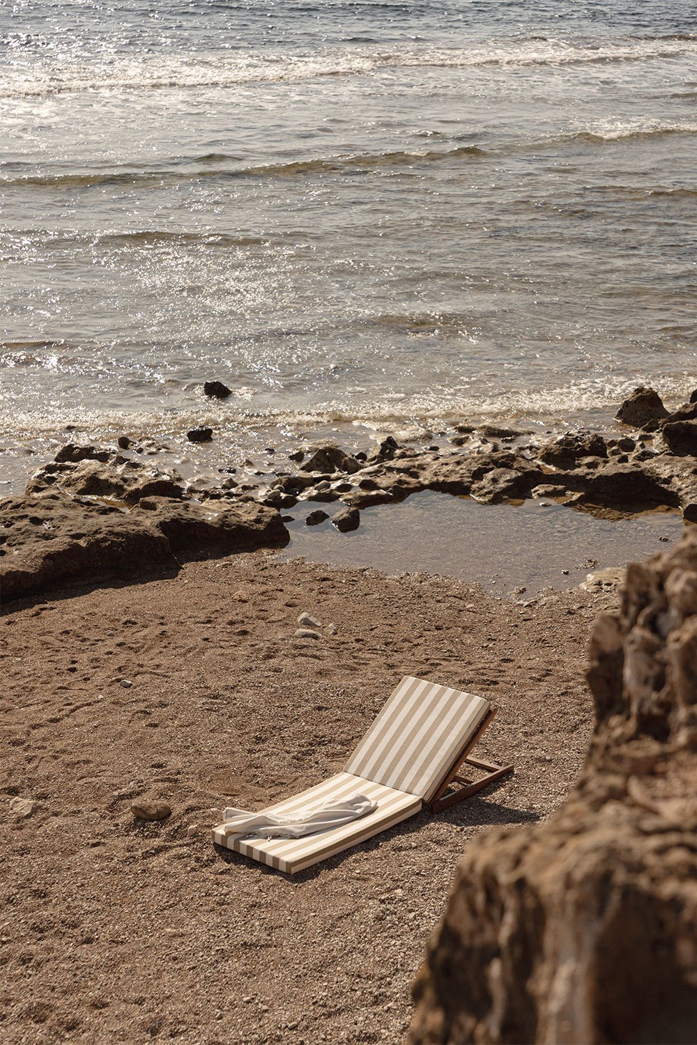 Chaise longue en bois d'acacia Idaira, image de la galerie 1