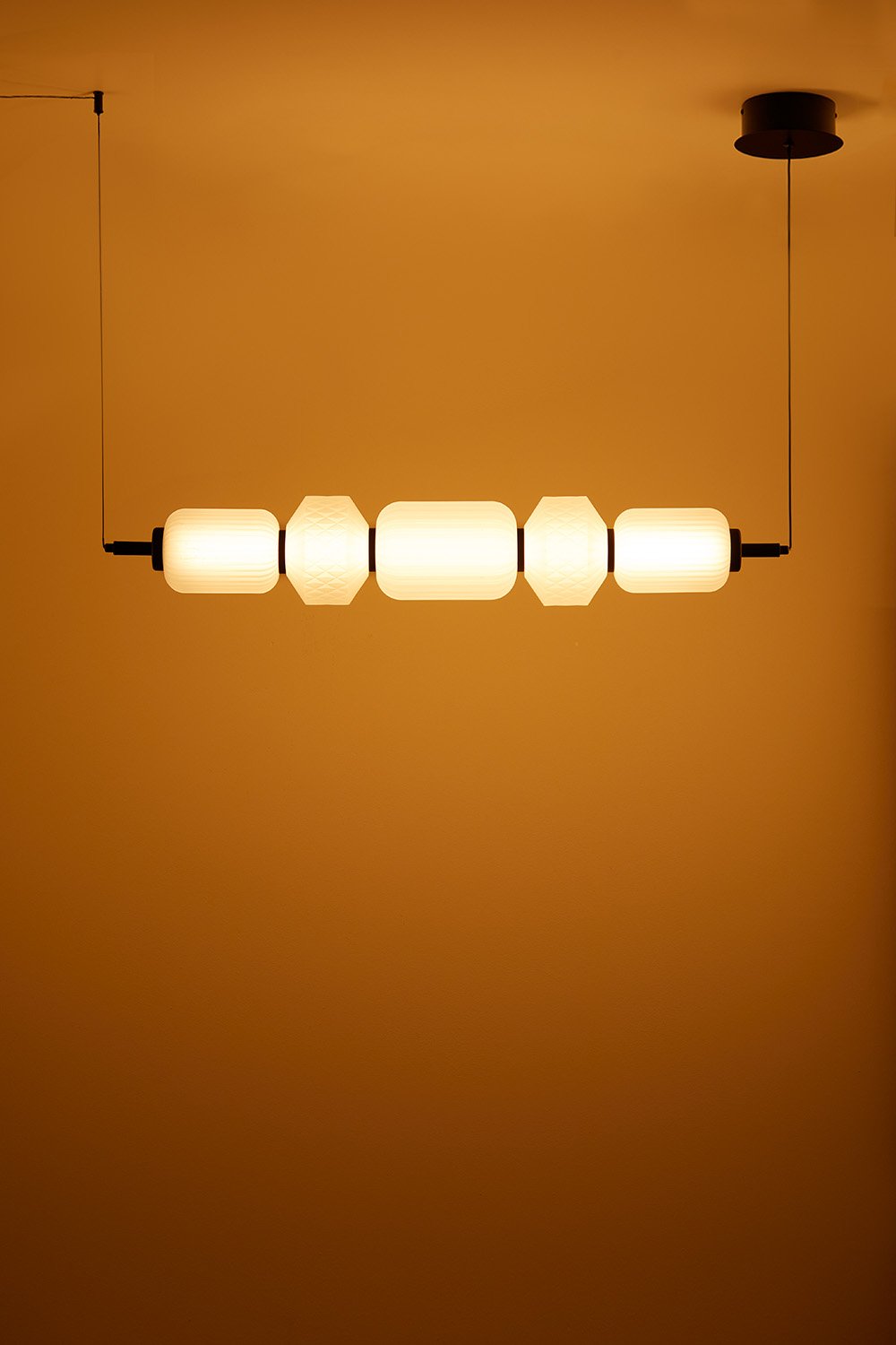 Plafonnier linéaire LED en fer et verre (95 cm) Necsar, image de la galerie 2