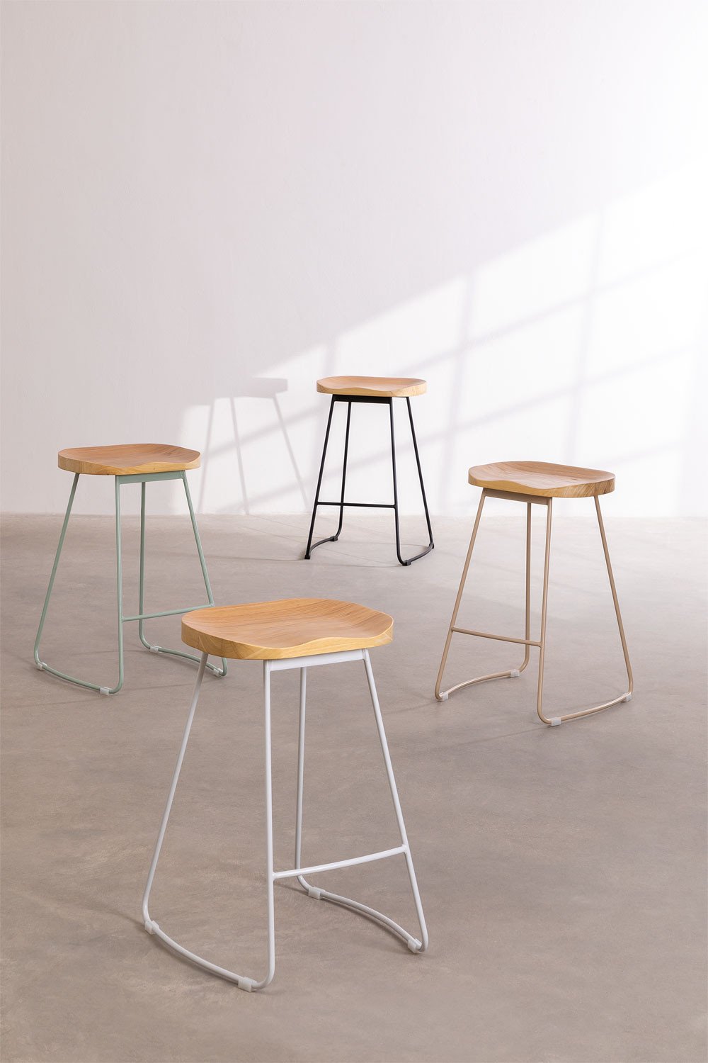 Pack de 4 tabourets hauts en acier et bois d'orme Neicol, image de la galerie 8