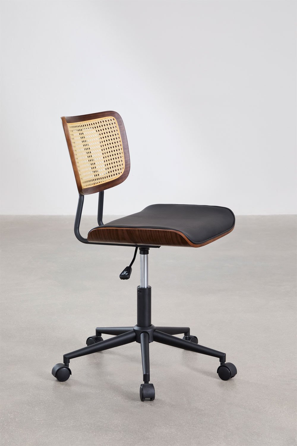 Chaise de bureau à roulettes en bois, rotin et similicuir Raysa, image de la galerie 4