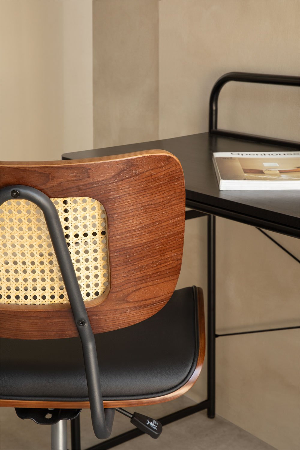 Chaise de bureau Raysa à roulettes en bois, rotin et similicuir, image de la galerie 2