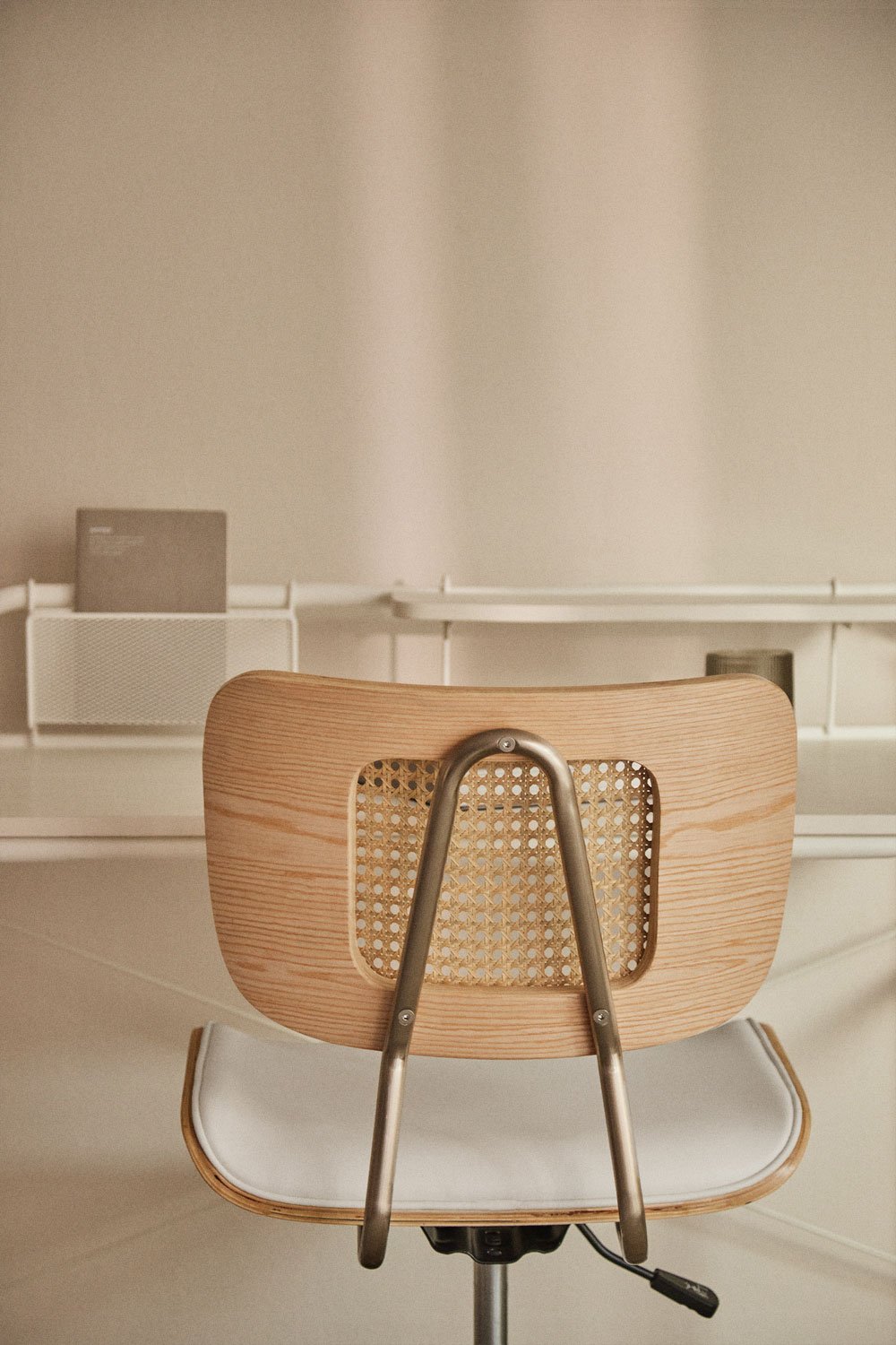 Chaise de bureau Raysa à roulettes en bois, rotin et similicuir, image de la galerie 2