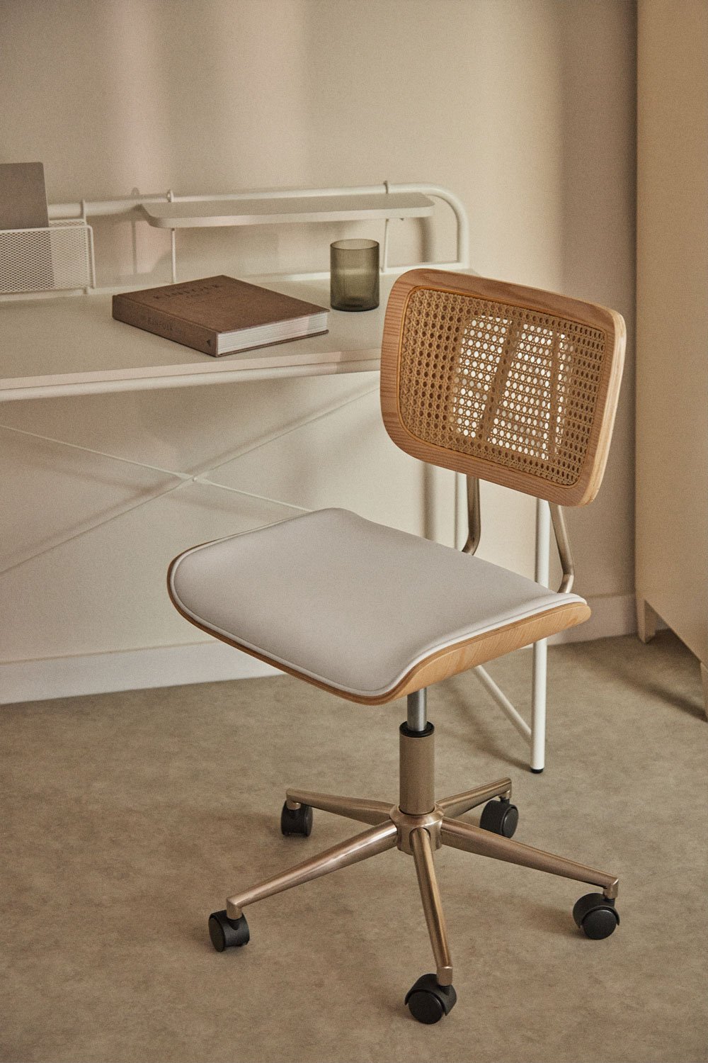 Chaise de bureau Raysa à roulettes en bois, rotin et similicuir, image de la galerie 1