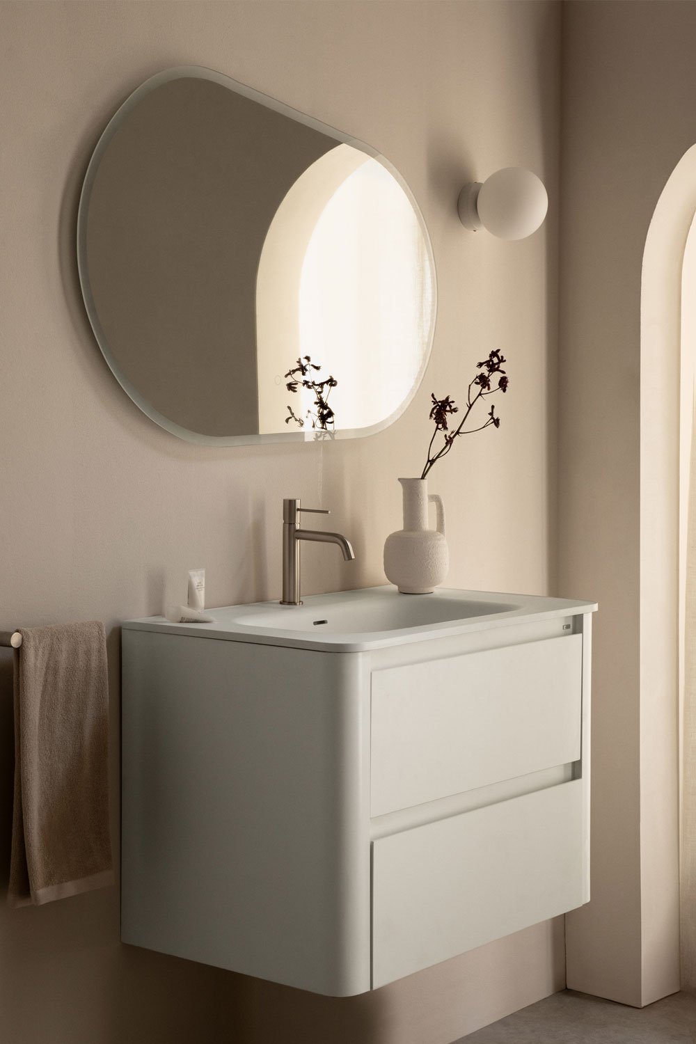 Ensemble de meubles de salle de bain en bois avec lavabo intégré et miroir Egerton , image de la galerie 1