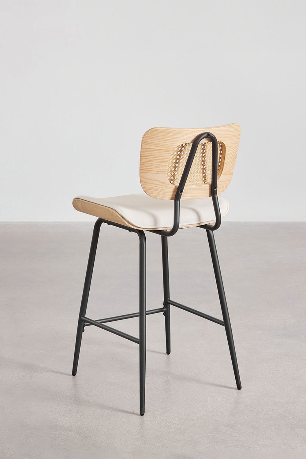 Lot de 2 tabourets hauts en bois, rotin et similicuir Raysa, image de la galerie 4