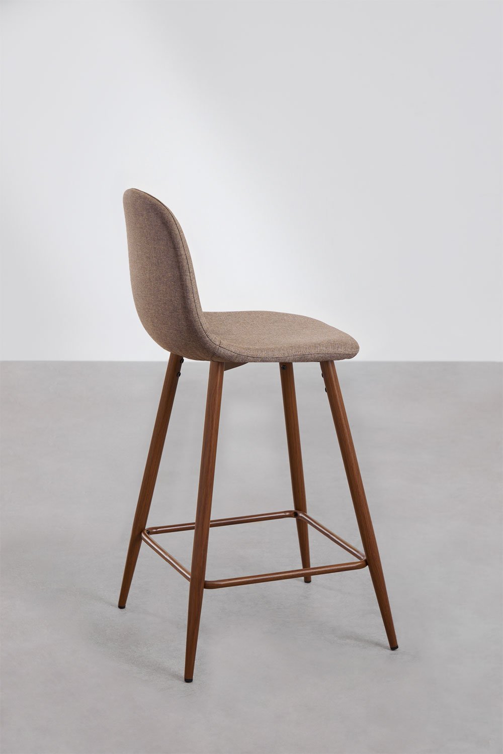 Tabouret haut 65 cm en tissu gris taupe et pieds finition bois sombre Glamm, image de la galerie 2