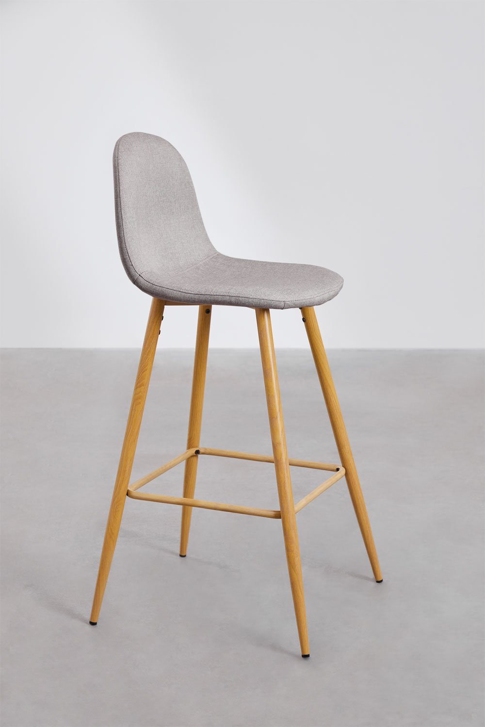 Tabouret haut 75 cm en tissu gris béton et pieds finition bois naturel Glamm, image de la galerie 2