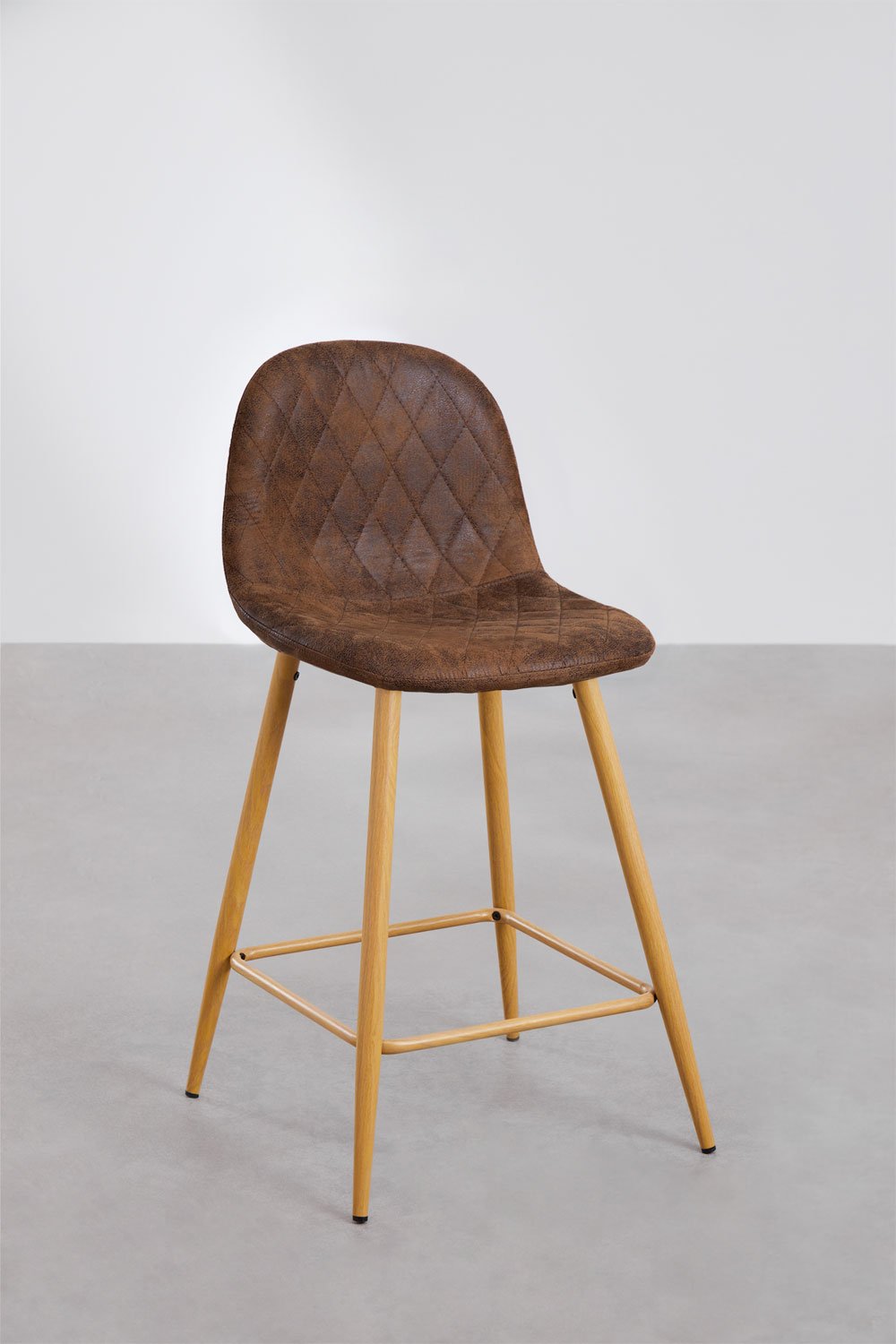 Tabouret haut 65 cm en similicuir café diamond et pieds finition bois naturel Glamm, image de la galerie 1