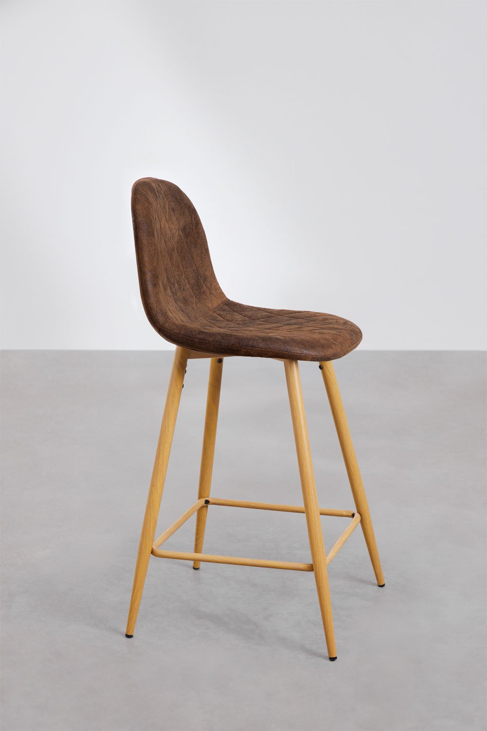 Tabouret haut 65 cm en similicuir café diamond et pieds finition bois naturel Glamm, image de la galerie 2