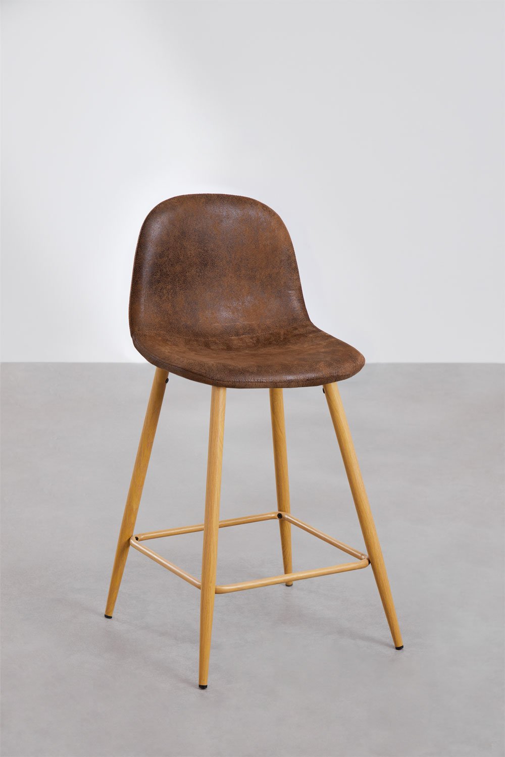 Lot de 2 tabourets hauts 65 cm en similicuir café vintage et pieds finition bois naturel Glamm, image de la galerie 1