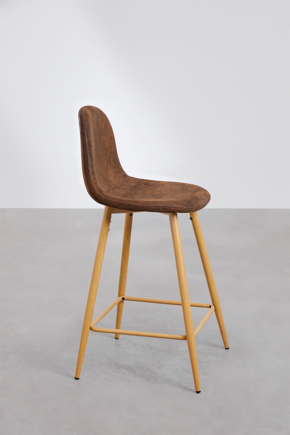 Lot de 2 tabourets hauts 65 cm en similicuir café vintage et pieds finition bois naturel Glamm, image de la galerie 2
