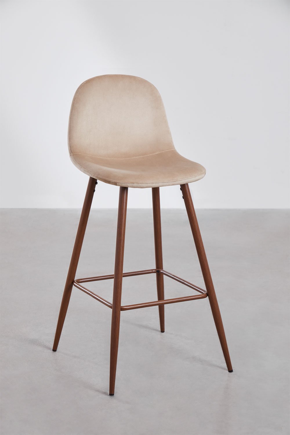 Tabouret haut 75 cm en velours marron blé et pieds finition bois sombre Glamm, image de la galerie 2