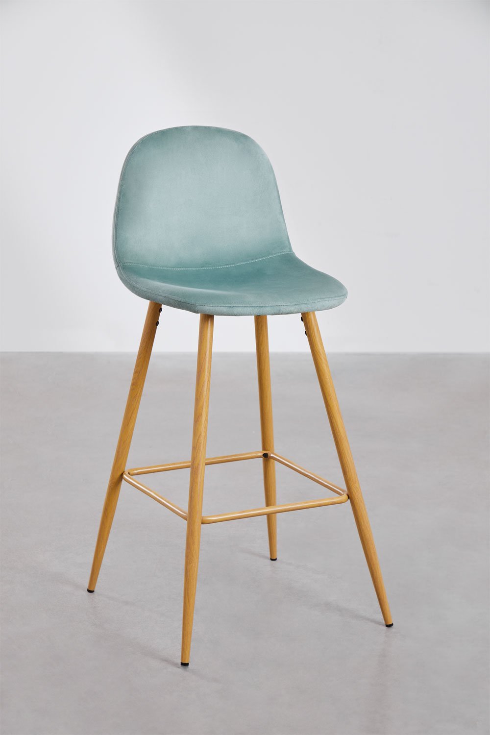 Lot de 2 tabourets hauts 75 cm en velours vert sapin et pieds finition bois naturel Glamm, image de la galerie 1