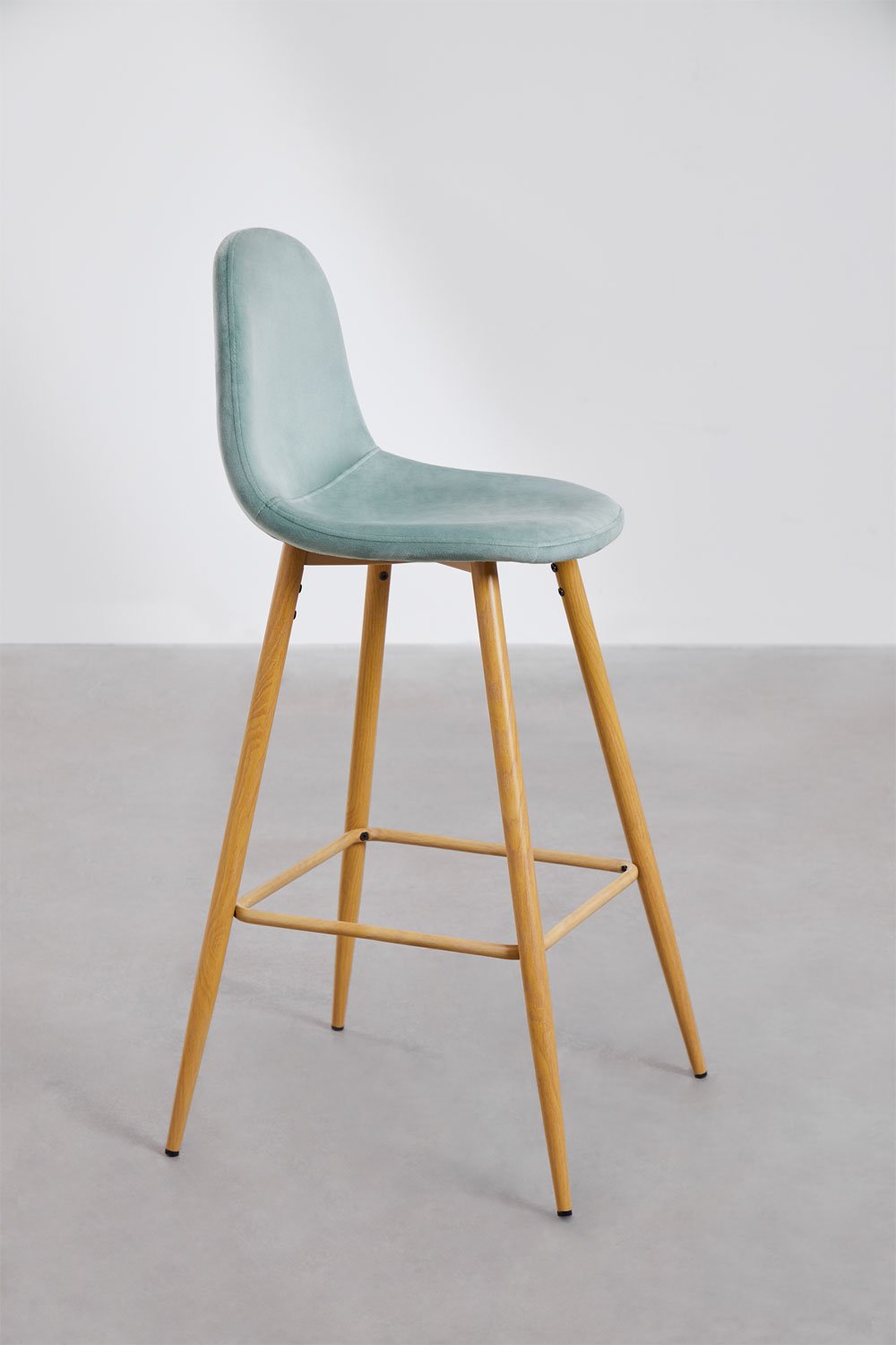 Lot de 2 tabourets hauts 75 cm en velours vert sapin et pieds finition bois naturel Glamm, image de la galerie 2