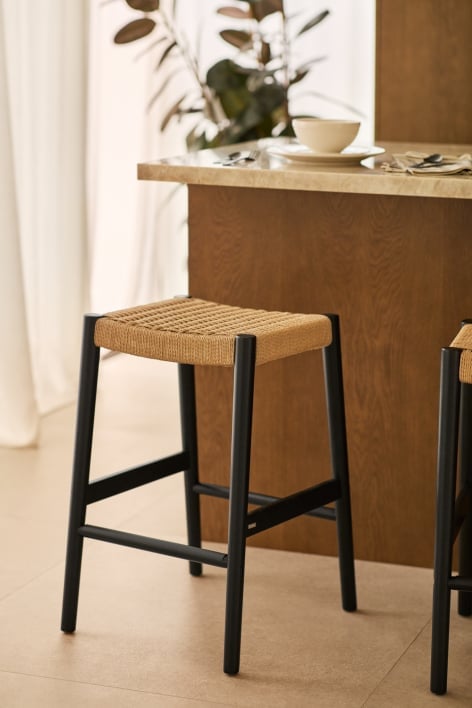 Tabouret haut 66cm en bois de chêne et corde tressée beige Mara