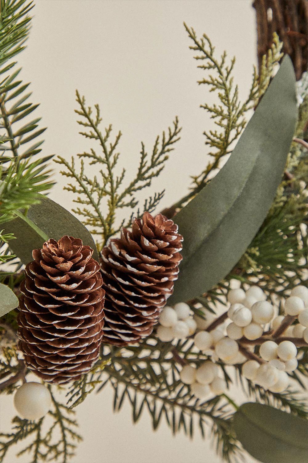 Couronne de Noël décorative en rotin avec pommes de pin Fironila, image de la galerie 2