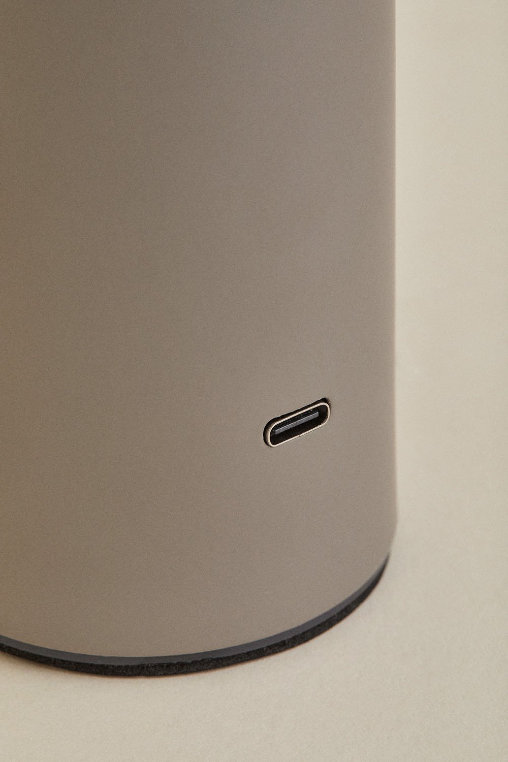 Lampe de table LED sans fil en fer Loentia, image de la galerie 6