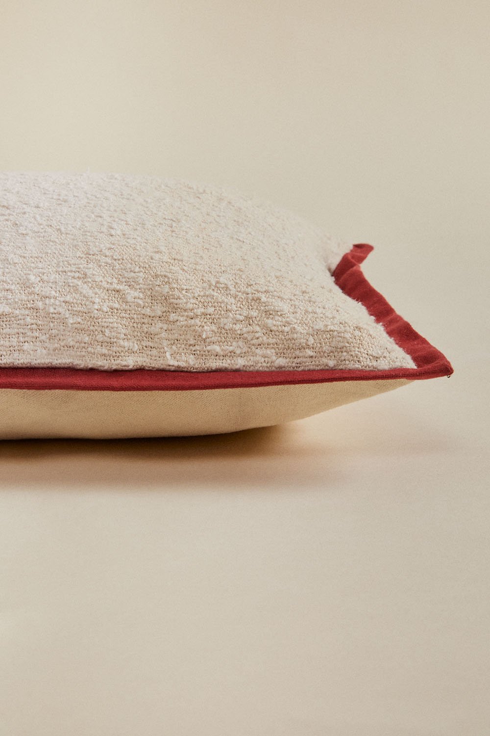 Coussin rectangulaire 35x50 cm en tissu bouclé Renildo, image de la galerie 4