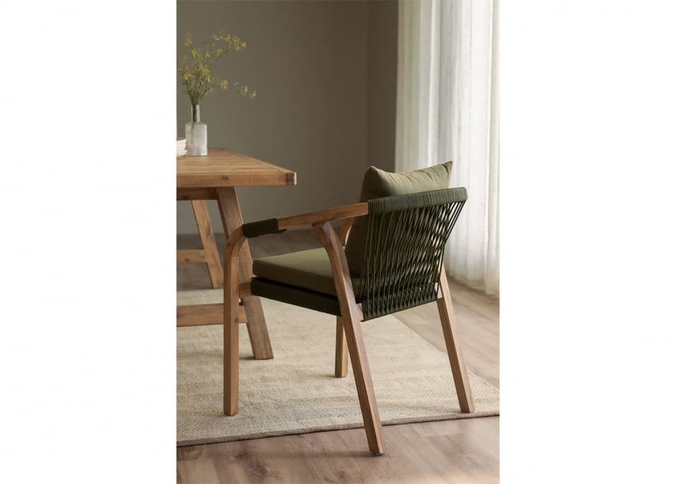 Chaise de salle à manger avec accoudoirs en bois d'acacia Dubai - Vert Militaire Clair