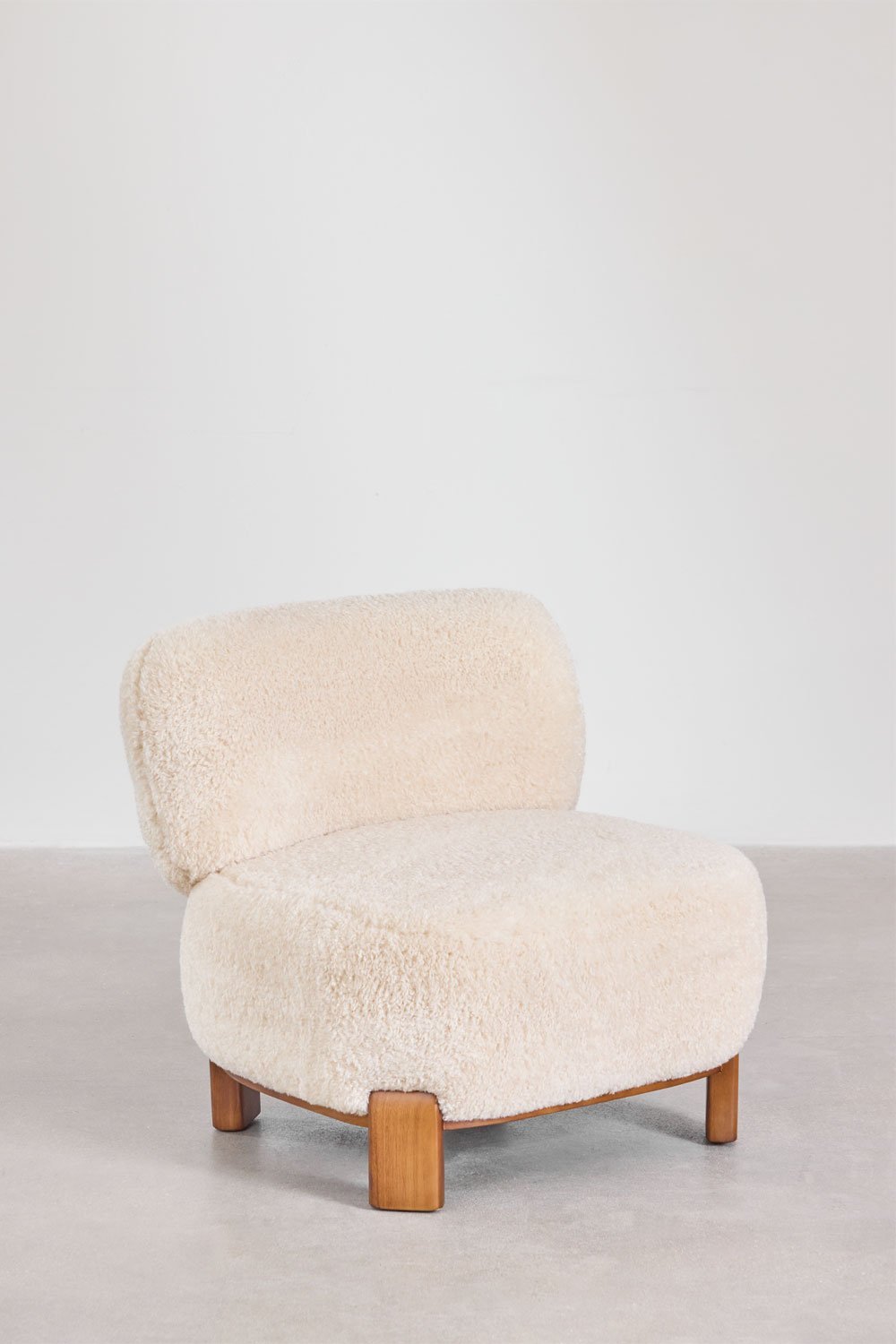 Fauteuil Eldred en peau de mouton et bois d'hévéa , image de la galerie 2