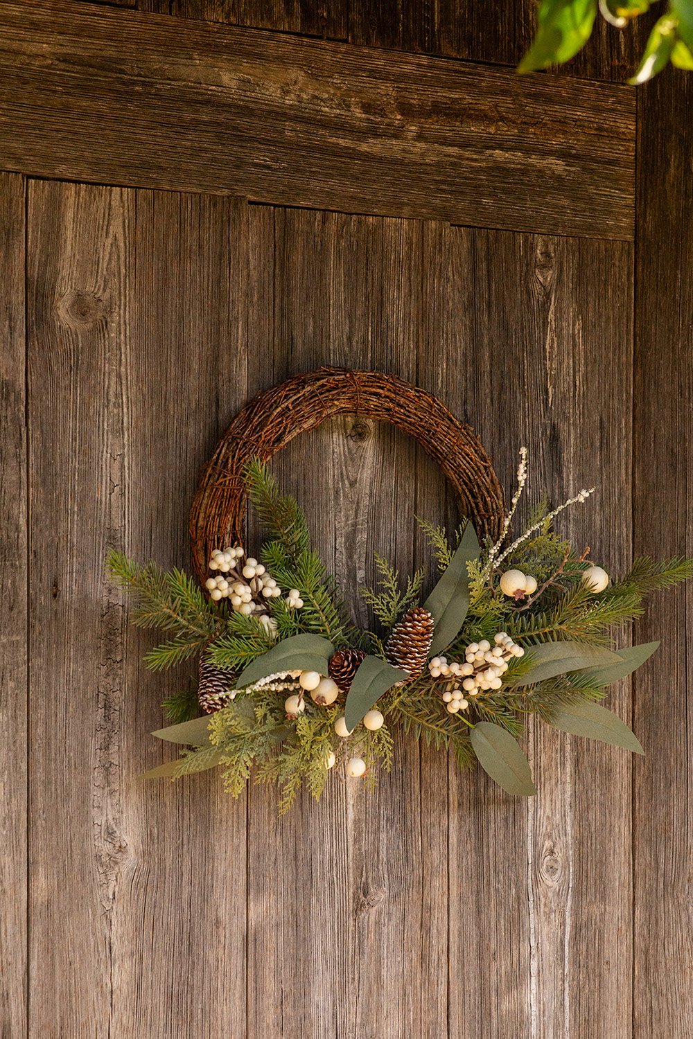 Couronne de Noël décorative en rotin avec pommes de pin Fironila, image de la galerie 1