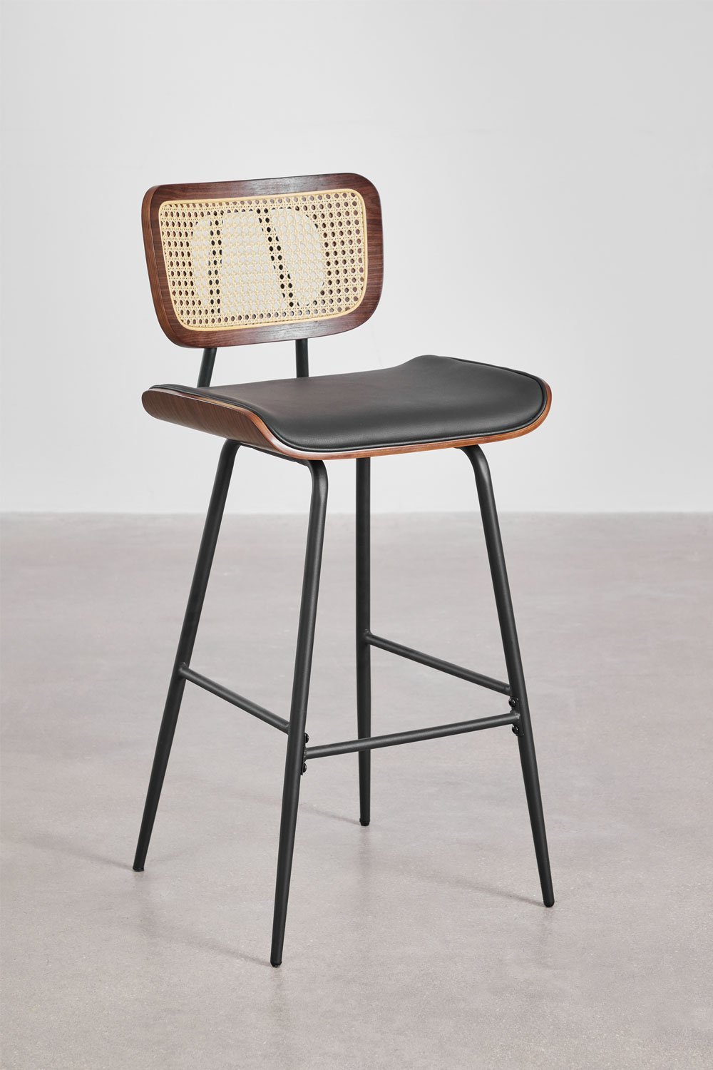 Lot de 4 tabourets hauts 75 cm en bois foncé, rotin et similicuir noir Raysa, image de la galerie 2