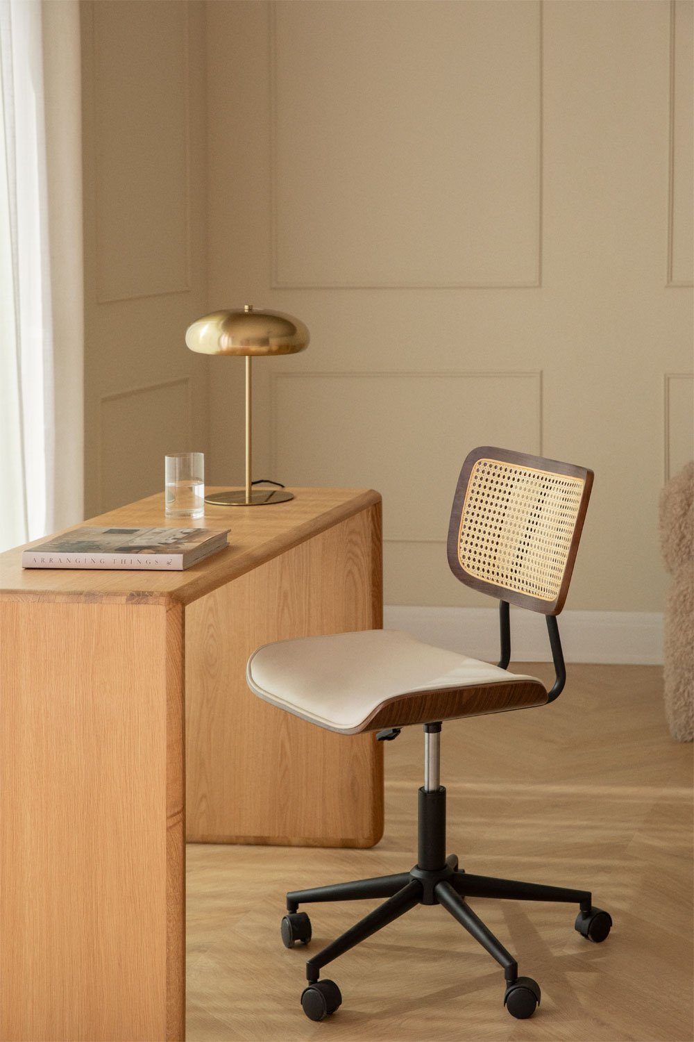 Chaise de bureau Raysa à roulettes en bois, rotin et similicuir, image de la galerie 1