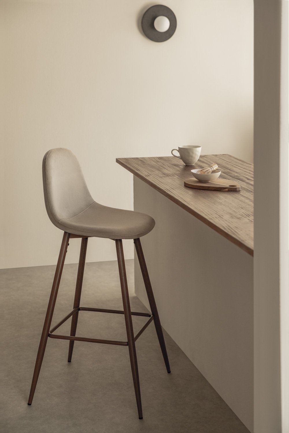 Tabouret haut 75 cm en velours marron blé et pieds finition bois sombre Glamm, image de la galerie 1