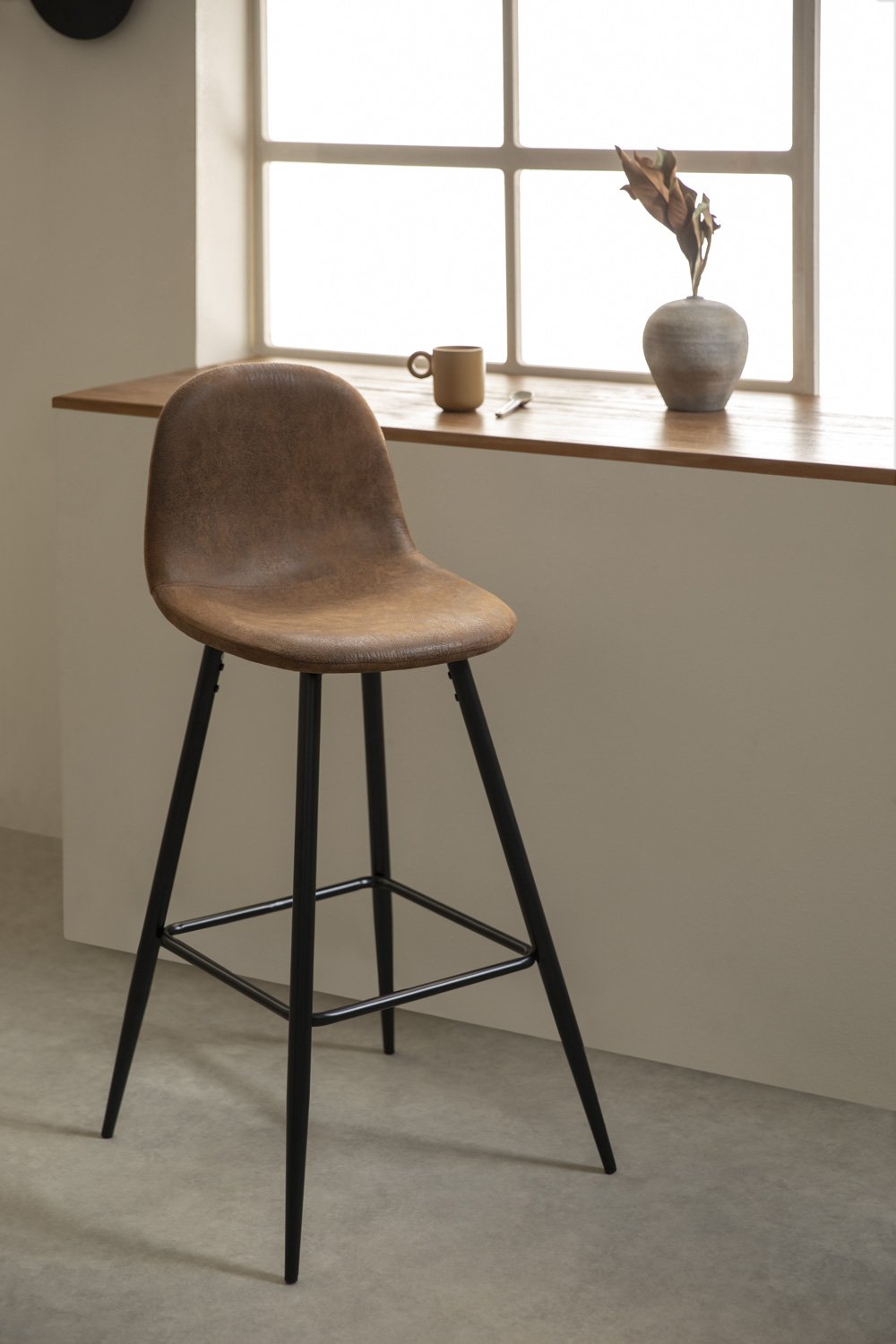 Tabouret haut Glamm en simili cuir, image de la galerie 1