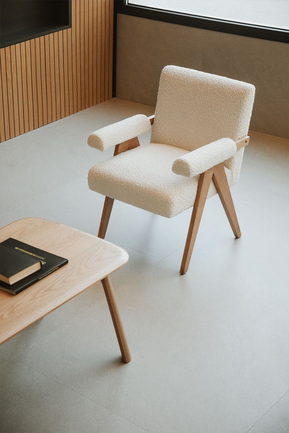 Pack de 2 fauteuils en bois de frêne et tissu bouclé Lucca, image de la galerie 1