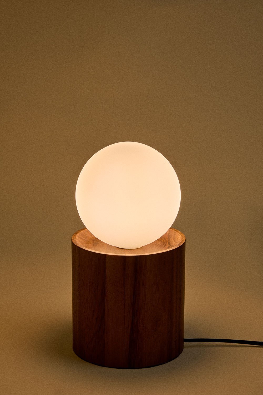 Lampe de table avec base cylindrique en bois d'acacia Freidy, image de la galerie 3