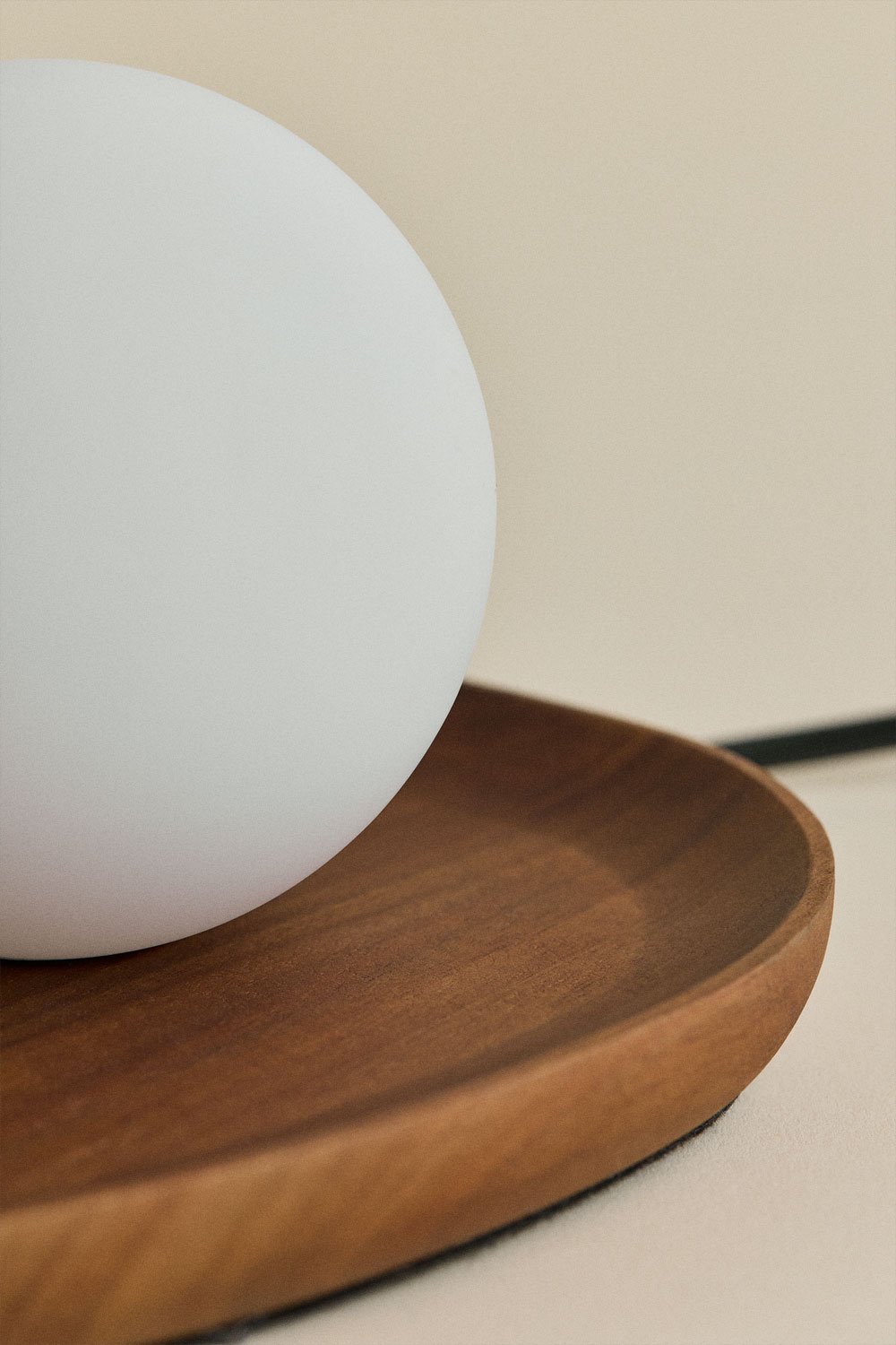 Lampe de table Freidy en bois d'acacia, image de la galerie 3