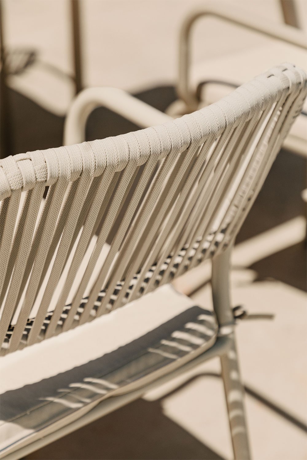 Lot de 2 chaises de jardin empilables avec accoudoirs en aluminium et corde tressée Arhiza   , image de la galerie 2