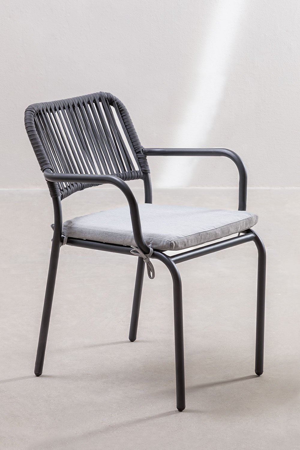 Lot de 2 chaises de jardin empilables avec accoudoirs en aluminium et corde tressée Arhiza   , image de la galerie 2